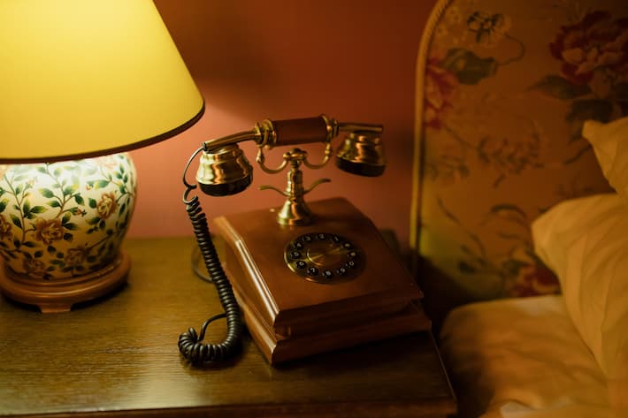 telefon-v-otle.jpg